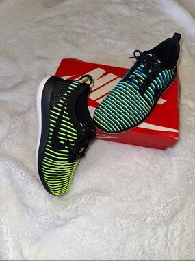 NEW and hard to find! Nike Roshe Two Flyknit Wave-Pattern Trainers